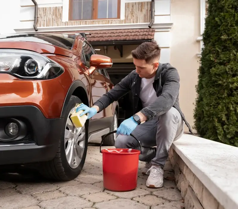 Lavage auto à domicile Persquen : professionnel intervenant sur un véhicule
